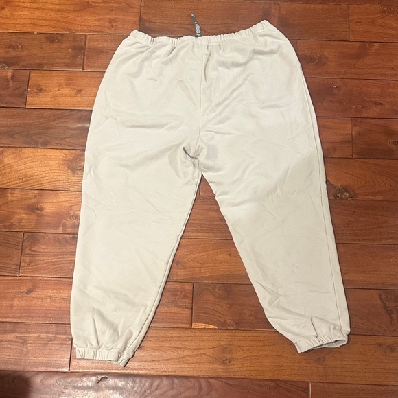 Vuori Women’s Light Cream Joggers - Picture 4 of 5